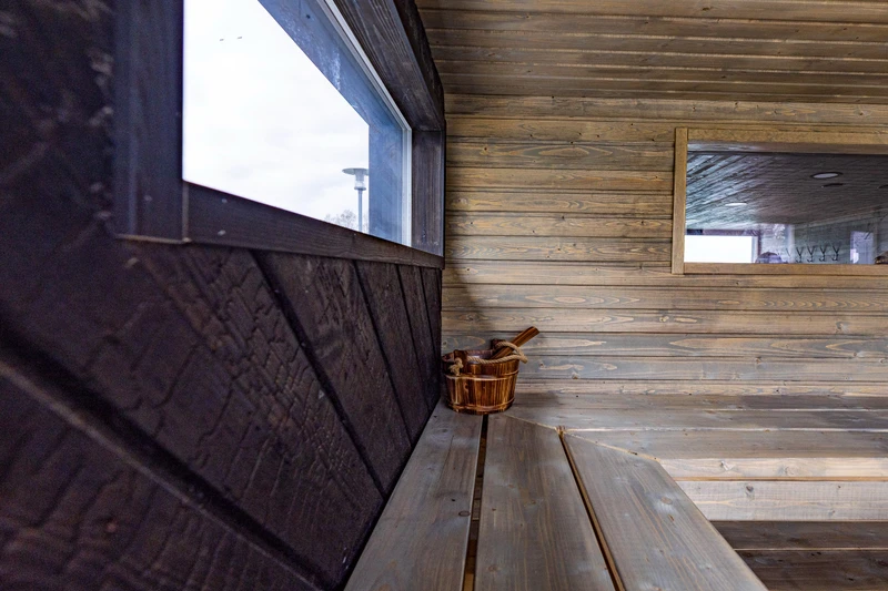 Saunalautta Hiisi – Hiilletyt seinät sisällä ja ulkona