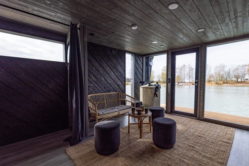 Saunalautta Hiisi – Hiilletyt seinät sisällä ja ulkona