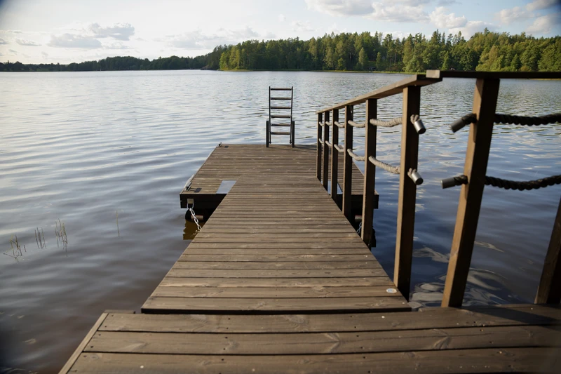 Savorak laiturit hiilletystä puusta