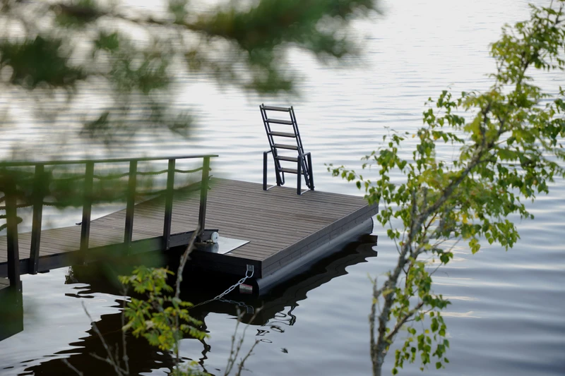 Savorak laiturit hiilletystä puusta