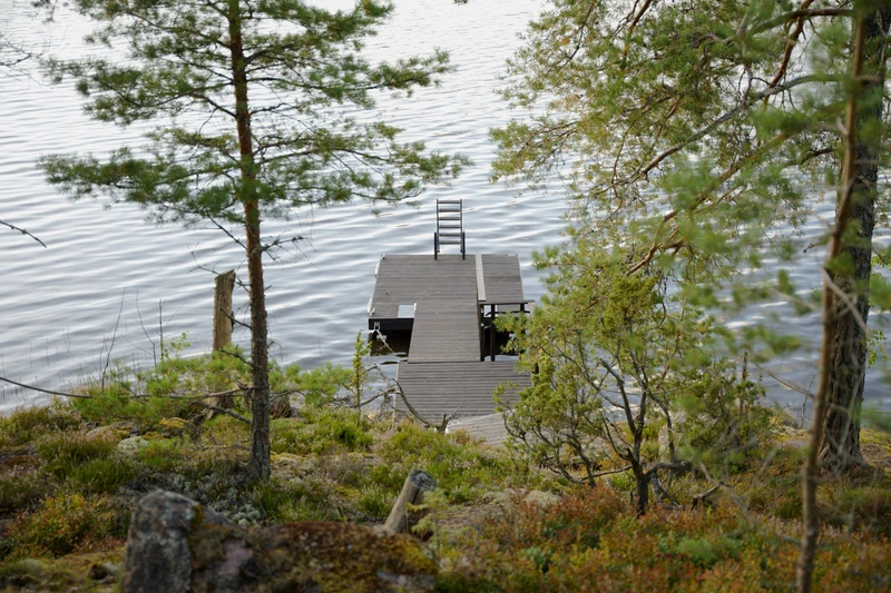 Savorak laiturit hiilletystä puusta