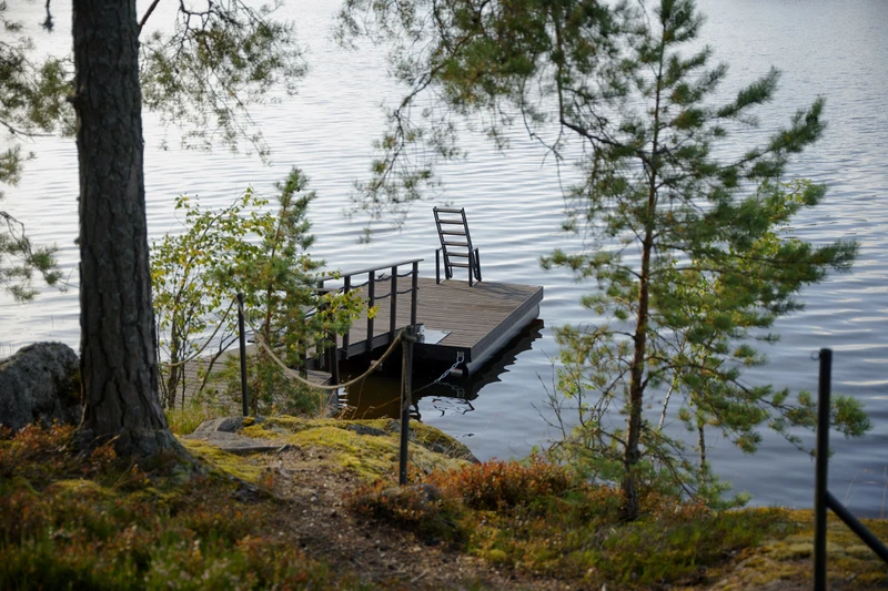 Savorak laiturit hiilletystä puusta