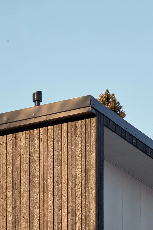 Tikkurilan valmiusaseman hiilletty ulkoverhoilu