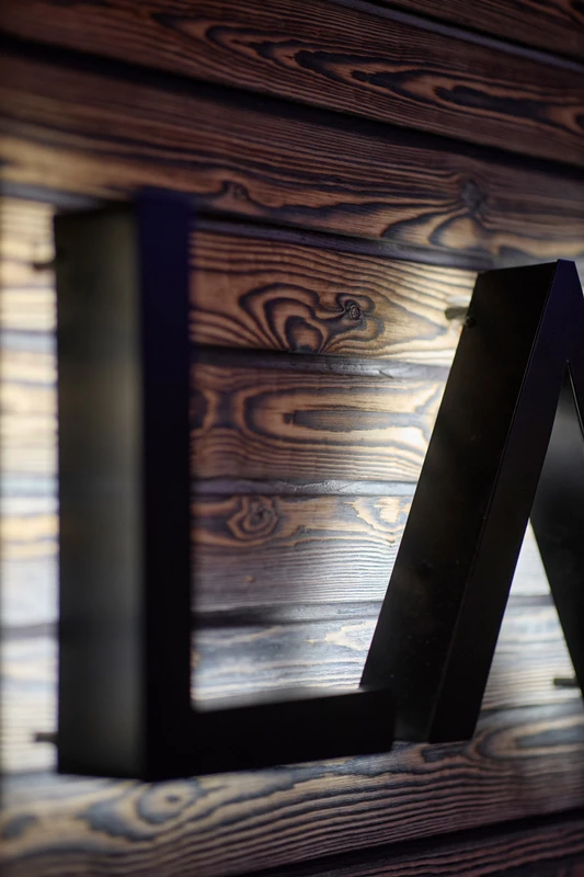 TRIB3 Helsinki Sture, hiilletty puu tunnelman rakentajana