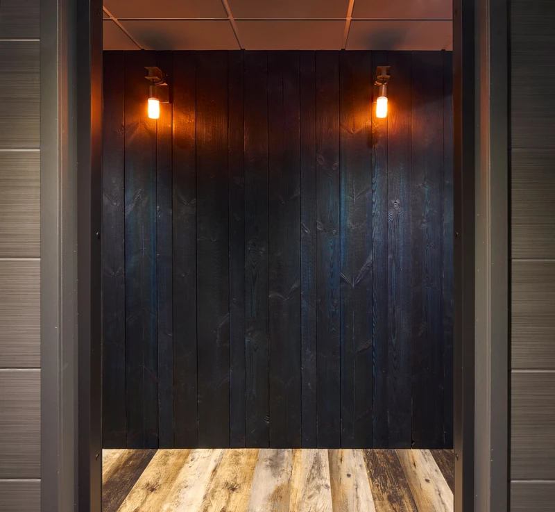 TRIB3 Helsinki Sture, hiilletty puu tunnelman rakentajana