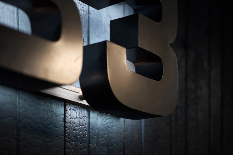 TRIB3 Helsinki Sture, hiilletty puu tunnelman rakentajana