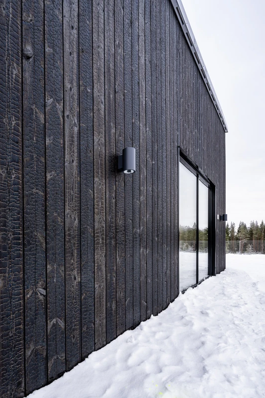 Hiilletty ulkoverhoilu tuulivoimapuiston vierailukeskukseen