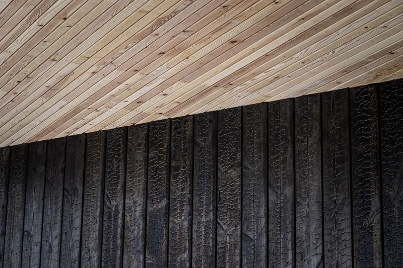 Hiilletty ulkoverhoilu tuulivoimapuiston vierailukeskukseen