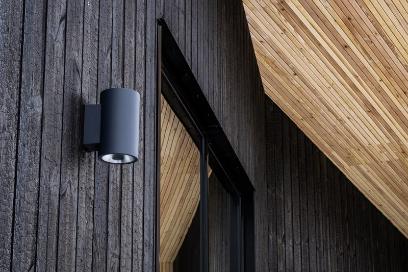 Hiilletty ulkoverhoilu tuulivoimapuiston vierailukeskukseen