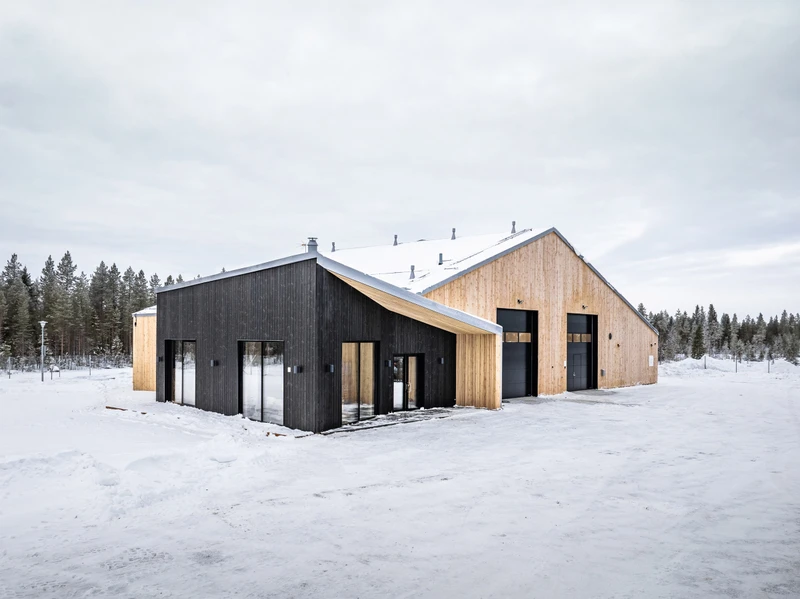 Hiilletty ulkoverhoilu tuulivoimapuiston vierailukeskukseen