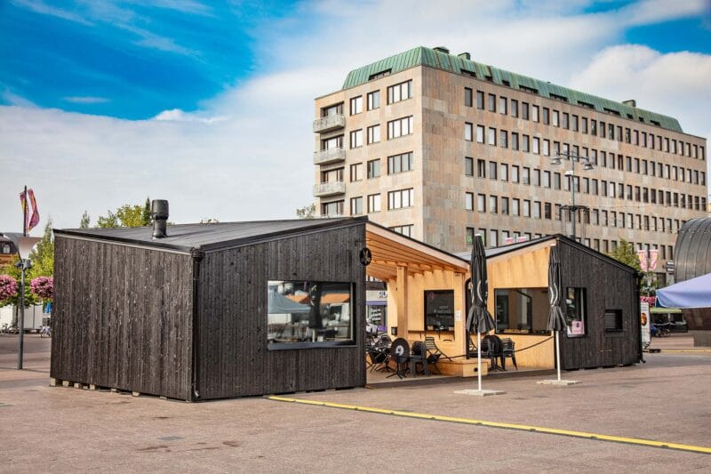 Poltettu puun pinta Marttakahviossa - Hiil Oy