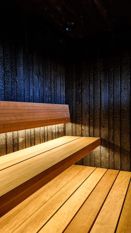 Hiilletty puu saunan seinäverhoilussa - Charred shou sugi ban wood in sauna cladding - Hiil