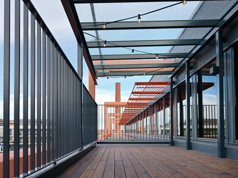 Hiilletty terassilauta kattoterassilla - Charred shou sugi ban decking on a roof terrace - Hiil