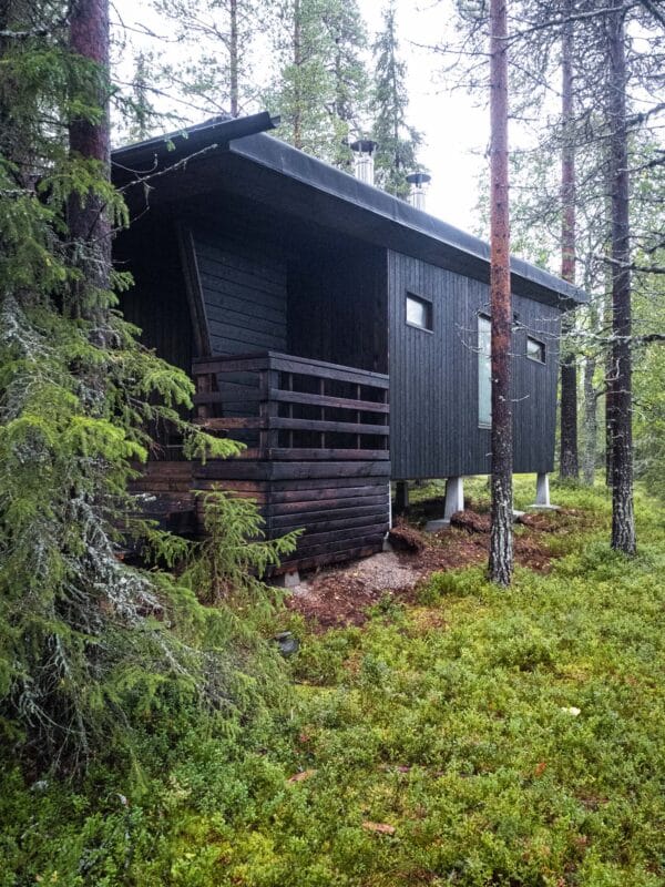 Autiotupa hiilletty puu terassi - Cottage charred wood decking - Hiil