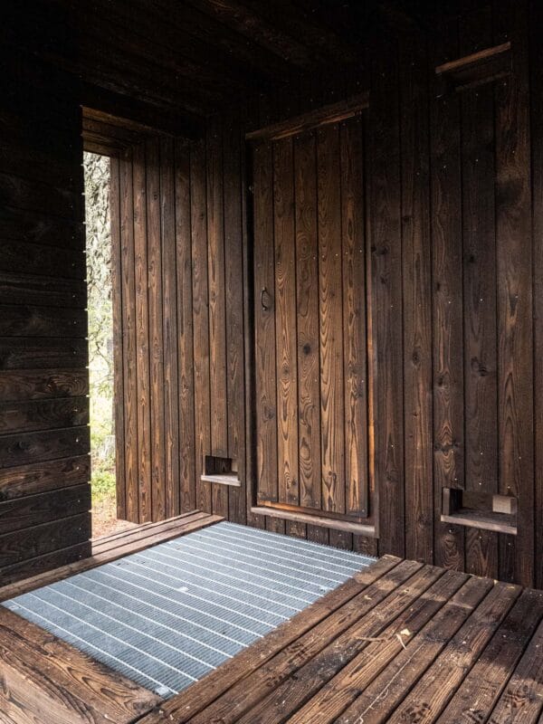Autiotupa hiilletty puu terassi - Cottage charred wood decking - Hiil