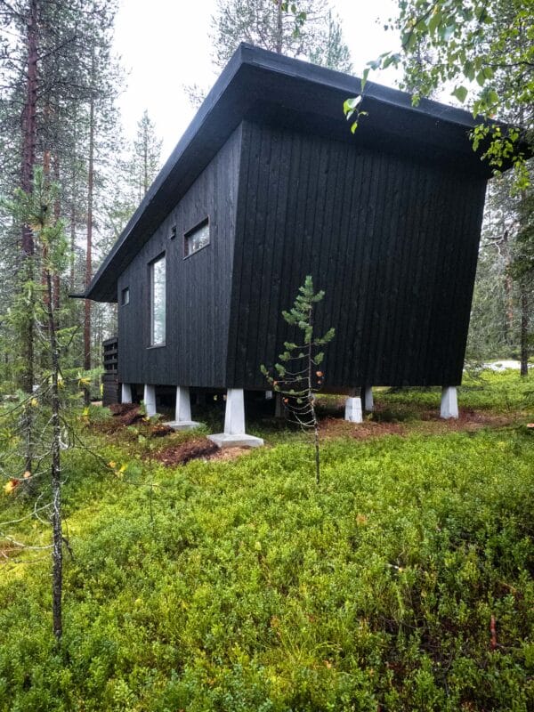 Autiotupa hiilletty puuverhoilu - Cottage charred wood cladding - Hiil